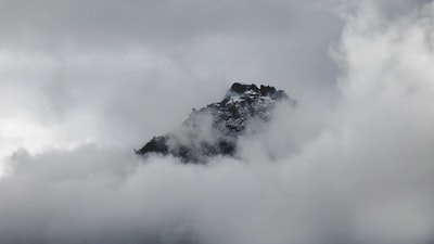 夏天的雪山在弗朗兹约瑟冰川冰川正透过云层

